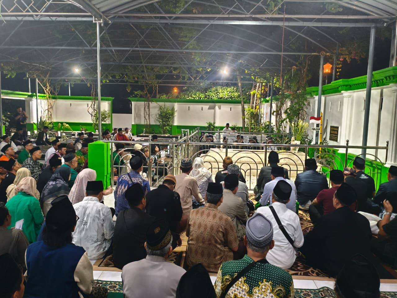 Puluhan Ribu Peziarah Padati Pesarean KH Abdul Wahab Chasbullah Selama Muktamar ke-35 NU